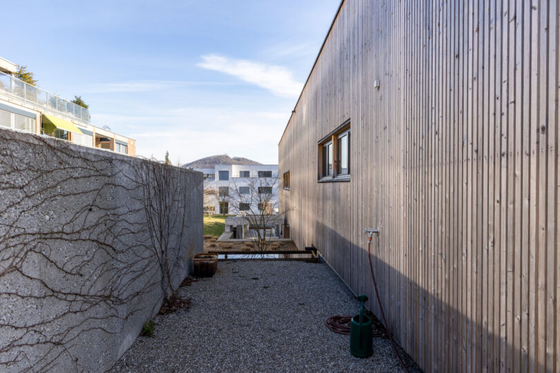 Neubau EFH - Hausfront mit Holzfassade, Installation neuer Gebäudetechnik