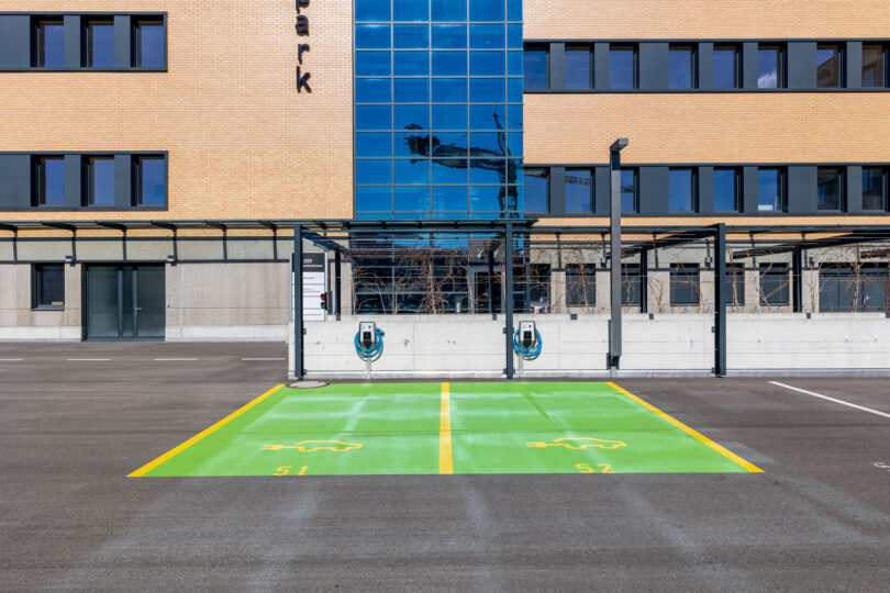 Neubau Geschäftshaus STIRAG - zwei Parkplätze mit E-Ladestationen
